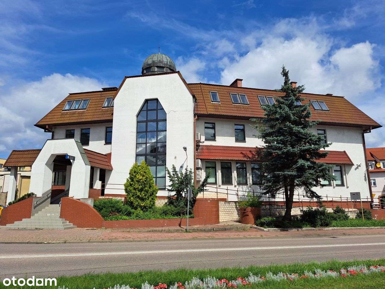 Budynek biurowy obejmujący lokal użytkowy i 3 loka-1