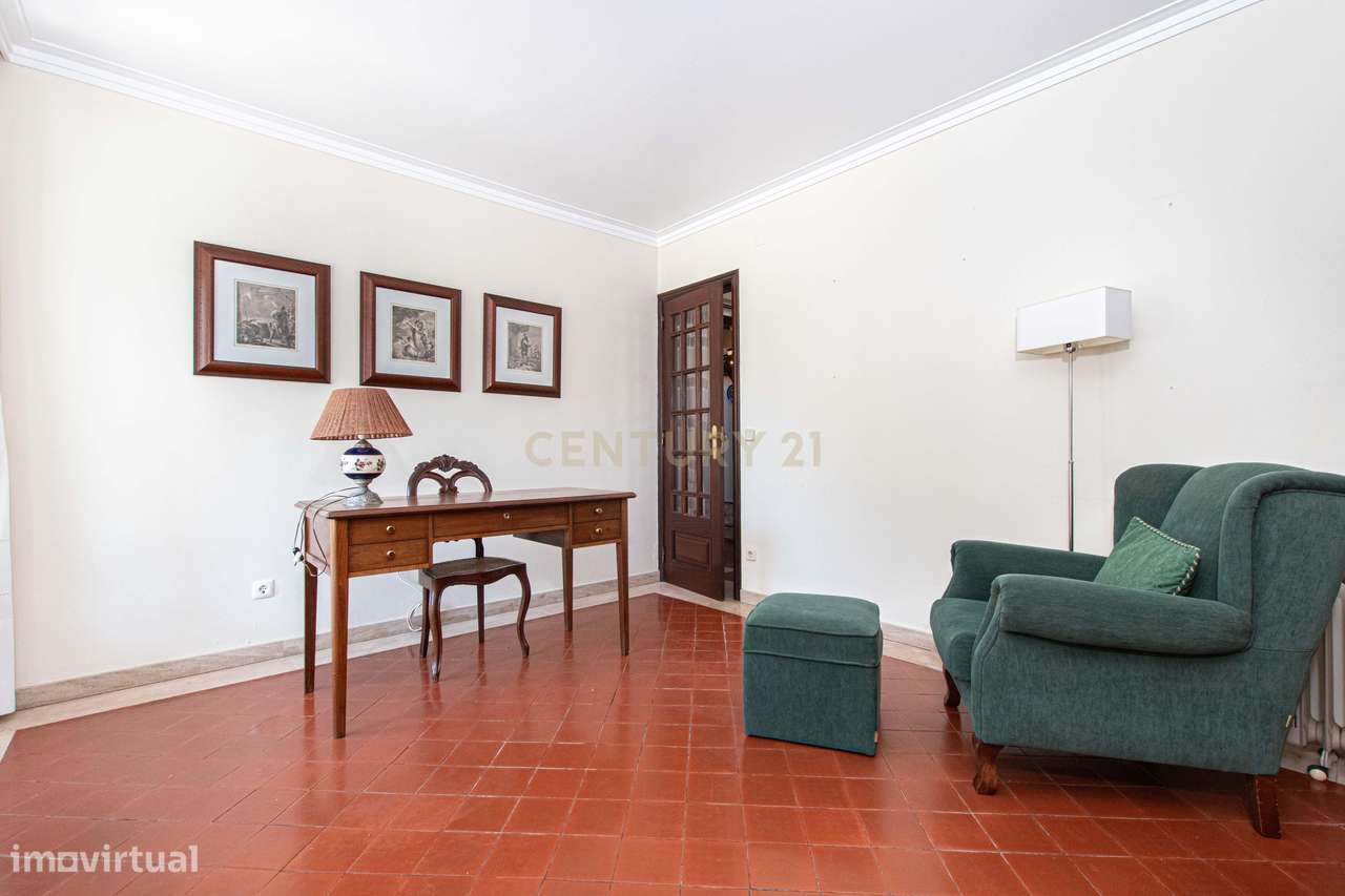 T4 +1 com jardim, piscina e garagem-14