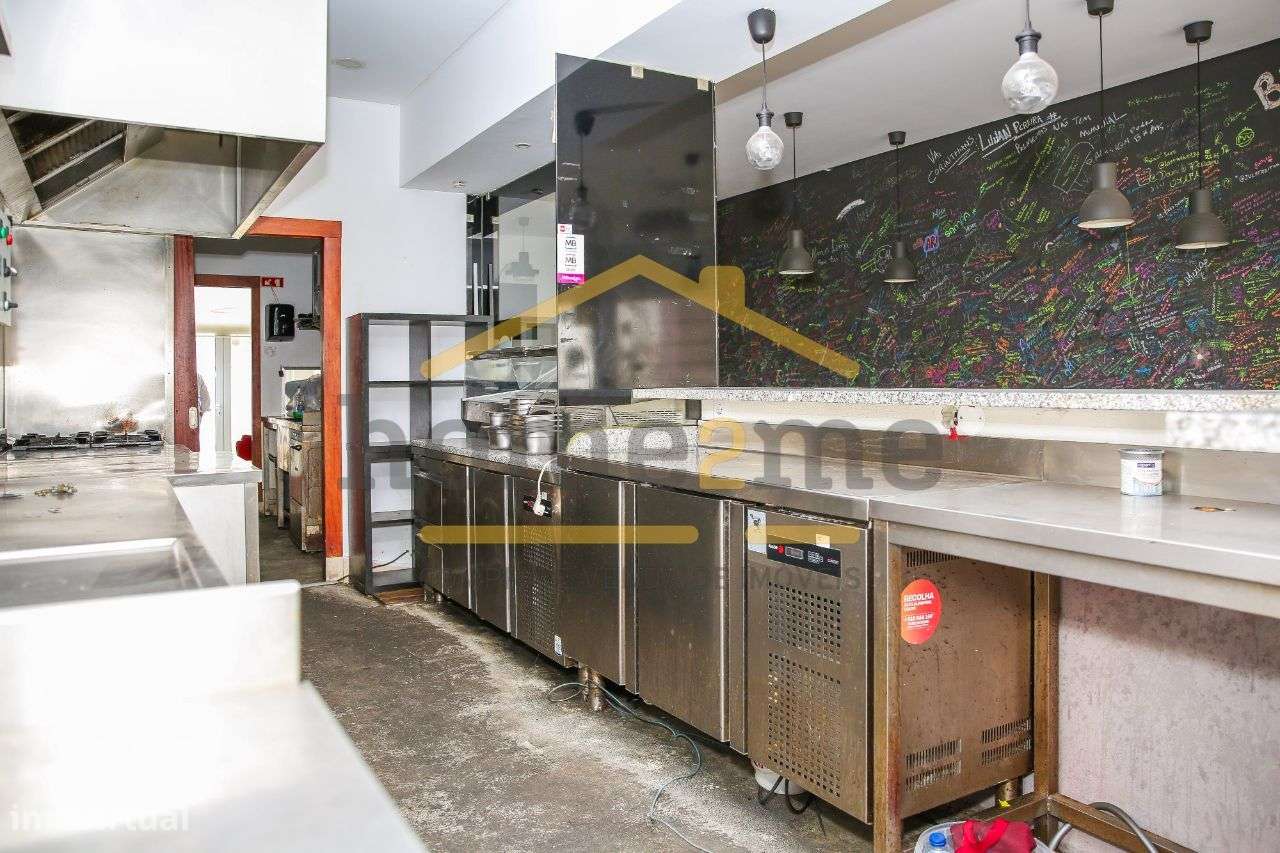 Loja com terraço e lugar de garagem-8