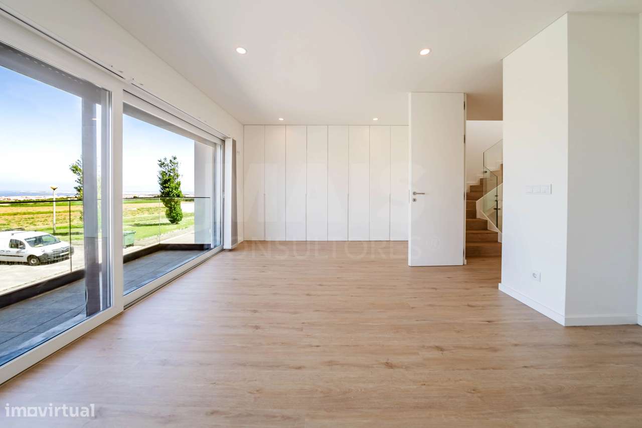 Moradia T3+2 Moderna com Vista Mar e Terraço Panorâmico-46