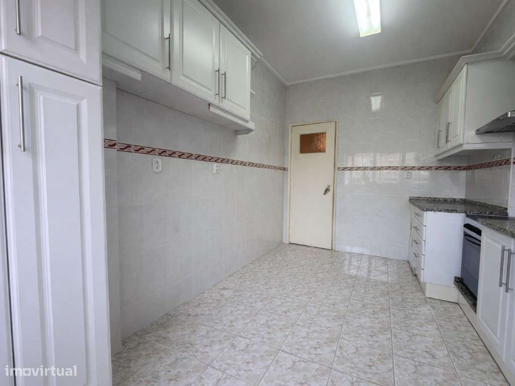 T2 junto ao Cineteatro Municipal da Damaia - Grande imagem: 2/21