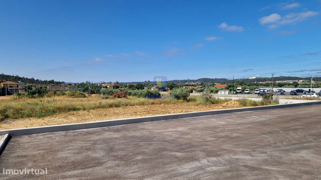 Loja nova com 118 m², com terreno adjacente de 2.060m2, junto à Estrad-8