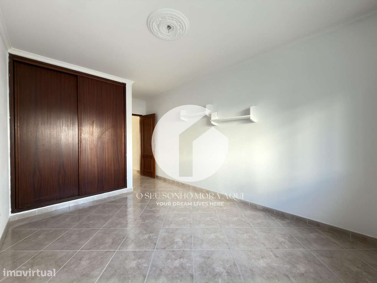 Apartamento T2 com Garagem Box - Olhão-17