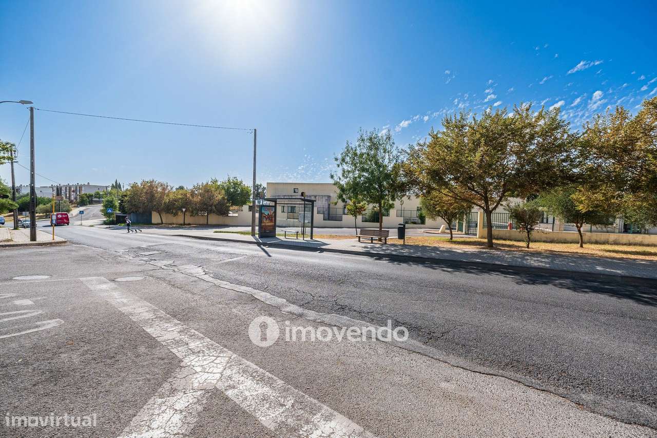 Apartamento T2 com cozinha equipada e estacionamento, na Ameixoeira-37