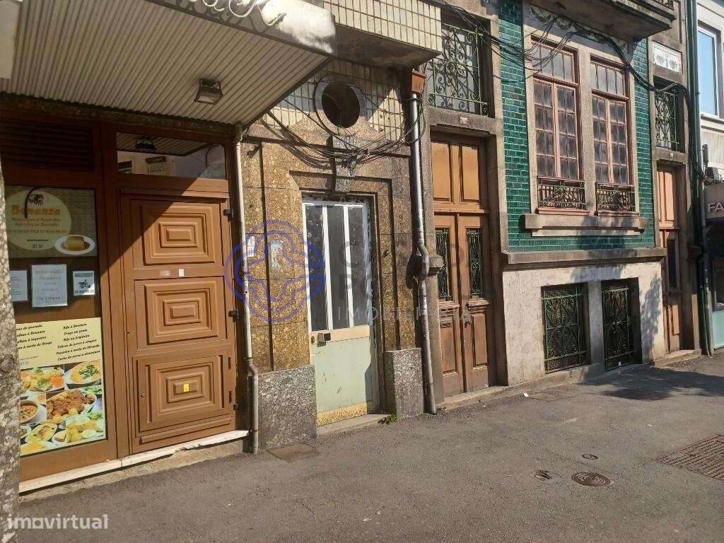 Prédio composto por dois comércios e um apartamento T4 - Grande imagem: 2/37