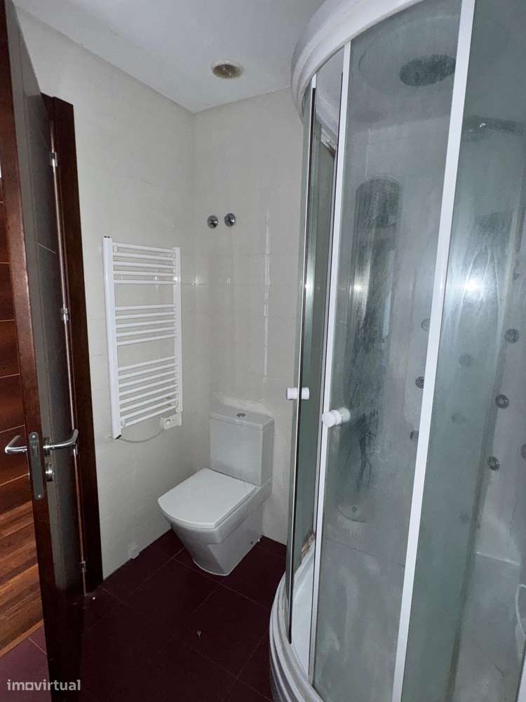 T4 com varanda, garagem e acessibilidade, 195m²-21