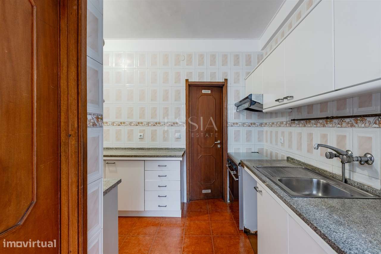 Apartamento T4 com Garagem Box entre o Marquês e Praça Sá Carneiro-11