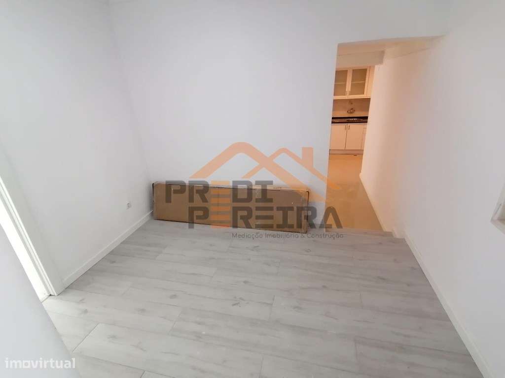 Duas moradias geminadas, totalmente remodeladas, situadas na Ajuda. - Grande imagem: 5/29