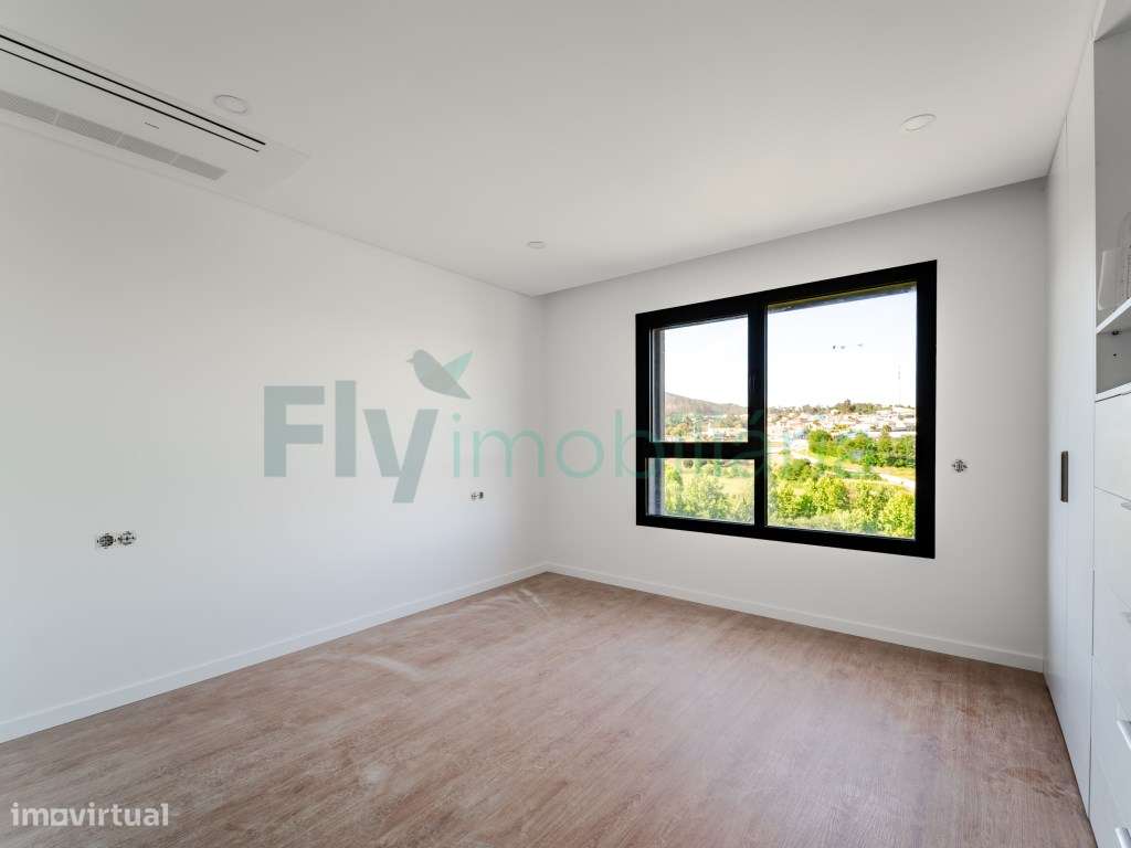 Apartamento T3 com Excelentes Áreas em Zona Central de Lousada-18