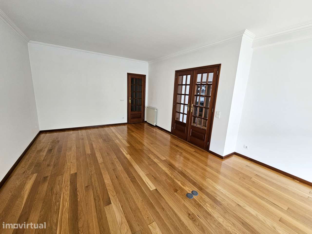 Moradia T5 com terraço e garagem, pronta a habitar-4