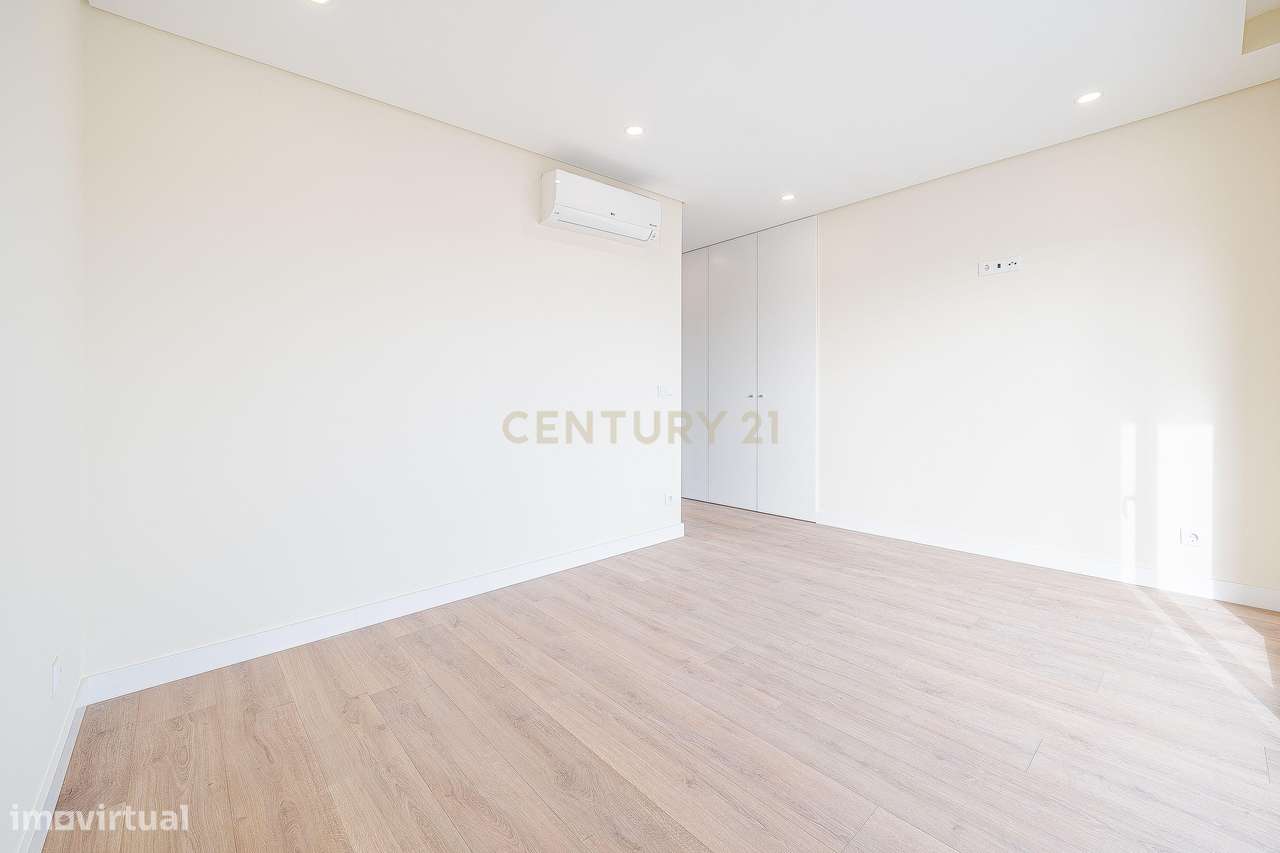 Moradia T4+1 Contemporânea com Piscina-39