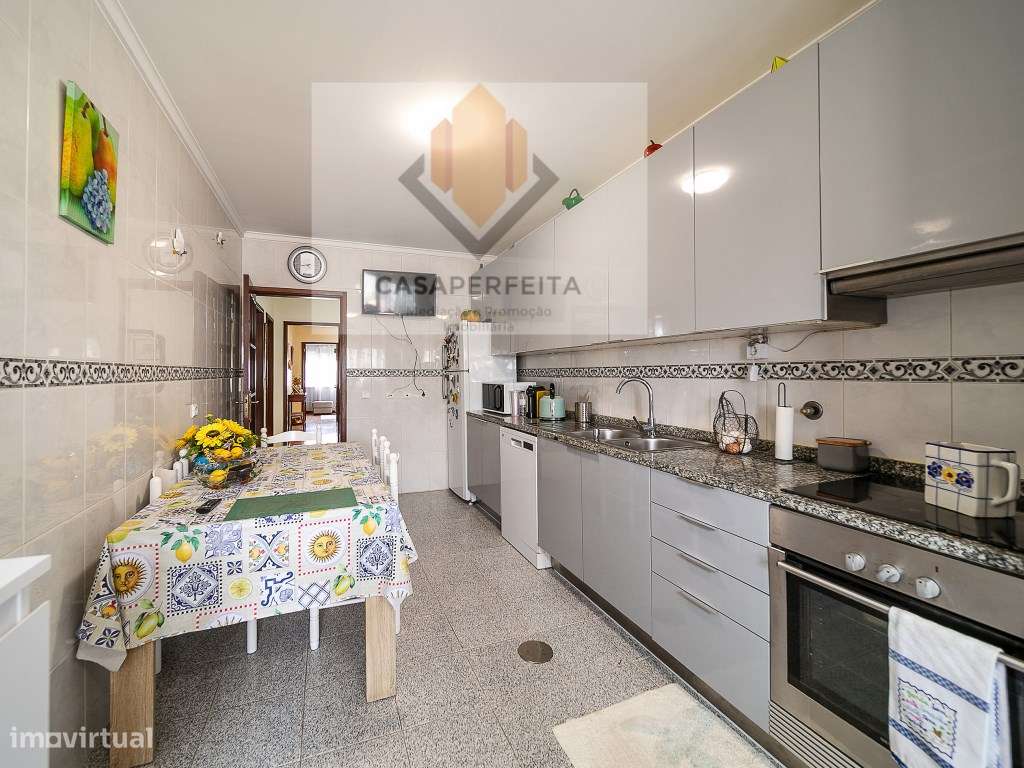 Apartamento T3 Como Novo com Varandas e Box - a 1500 metros da Prai...-11