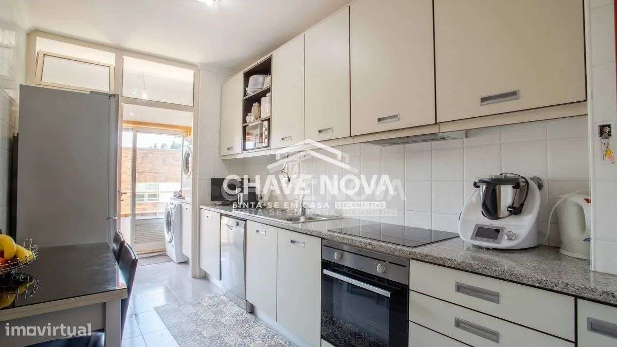 Apartamento T2, em Pedroso, com duas varandas, garagem e arrumos-13