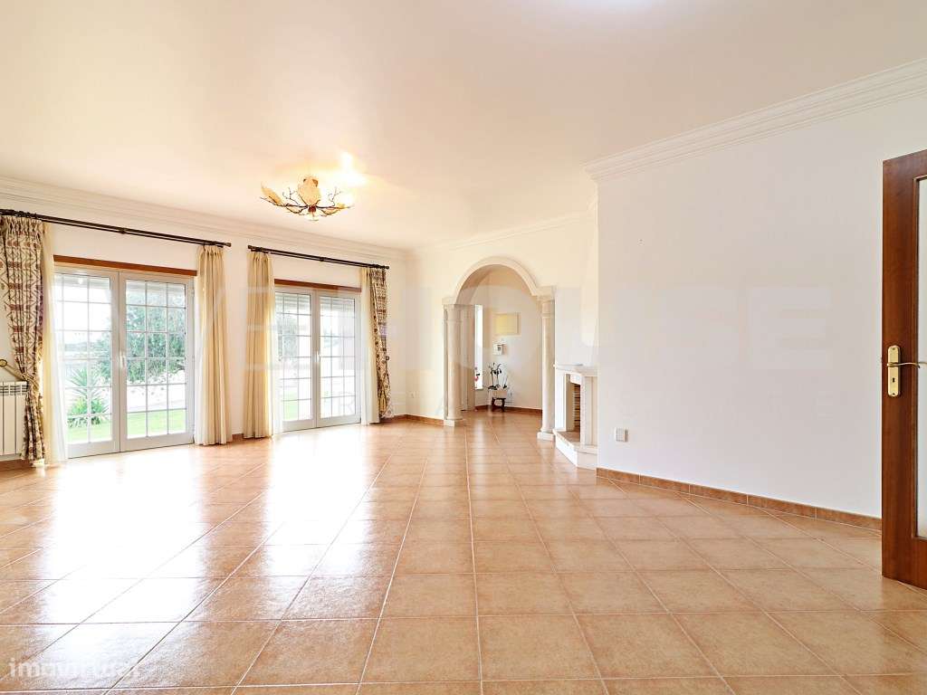 Moradia T4 com 280 m2, inserida em terreno com 2500 m2 em Palmela-44