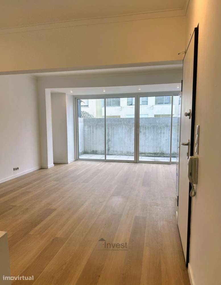 T2 Renovado com Terraço no Centro de Algés-7