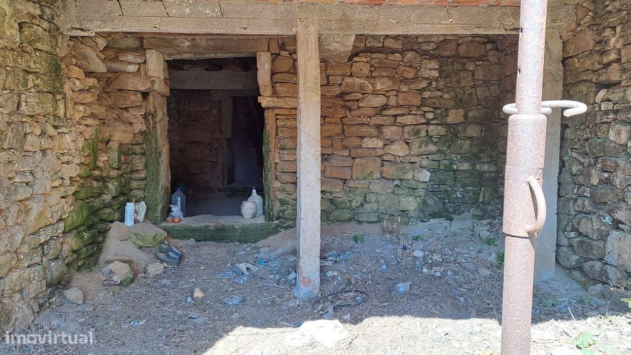 Moradia T2 para Reconstrução no Centro de Almalaguês-24