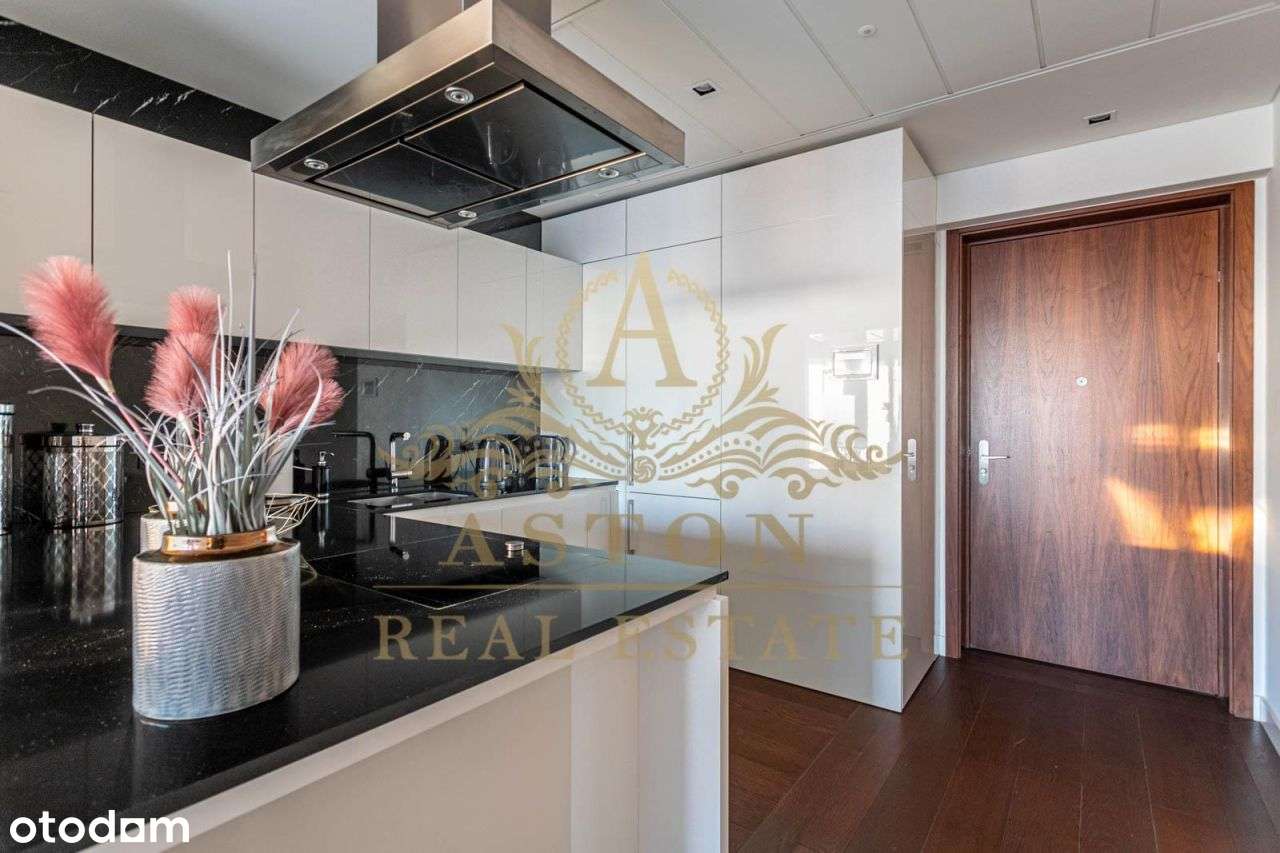 Spectacular apartment on 42nd floor on Złota 44-10