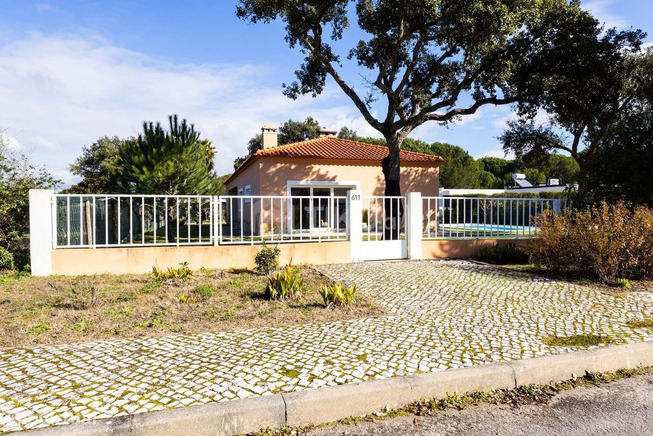 MORADIA T4 218M² EM TERRENO 1.044M² COM PISCINA EM CONDOMÍNIO GOLFE SA-52