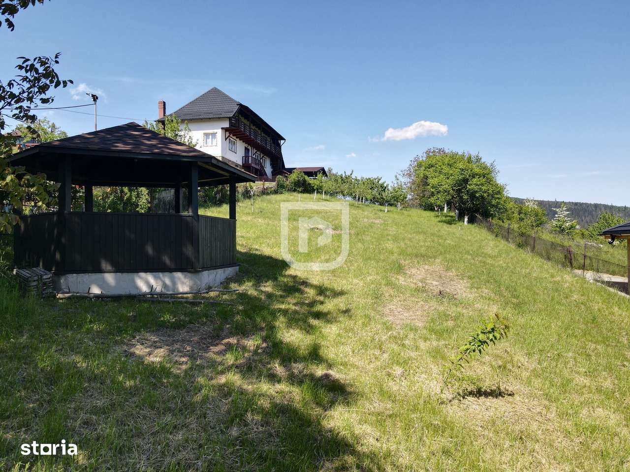Casa bătrânească cu foișor și teren - Imagine principală: 5/10