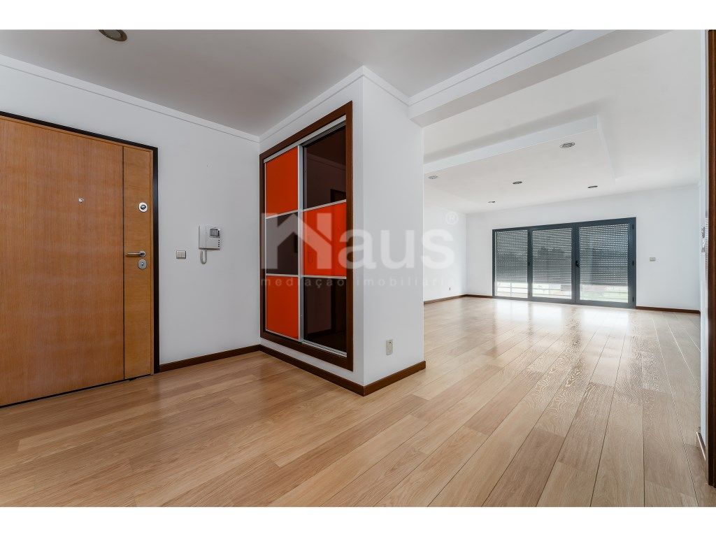 Apartamento T3 com parqueamento e arr...