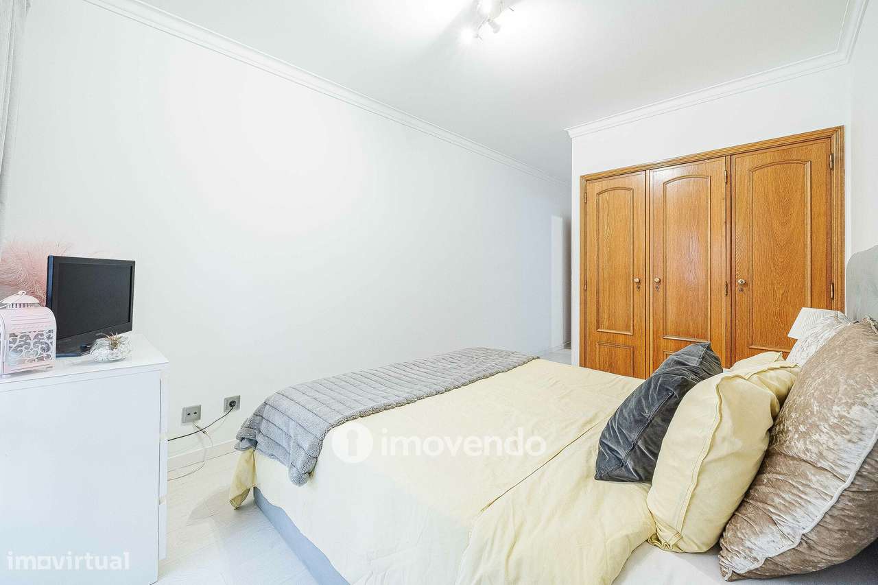 Apartamento T3, com estacionamento e arrecadação, na Ramada-20