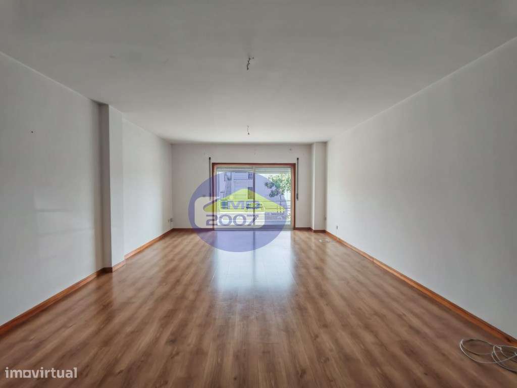 Apartamento T2 com terraço em Canelas-3
