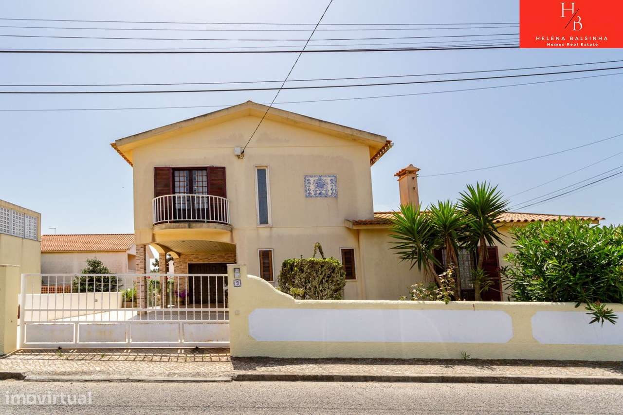 Bonita moradia V6, situada nos Casais de São Lourenço, junto à pra-58