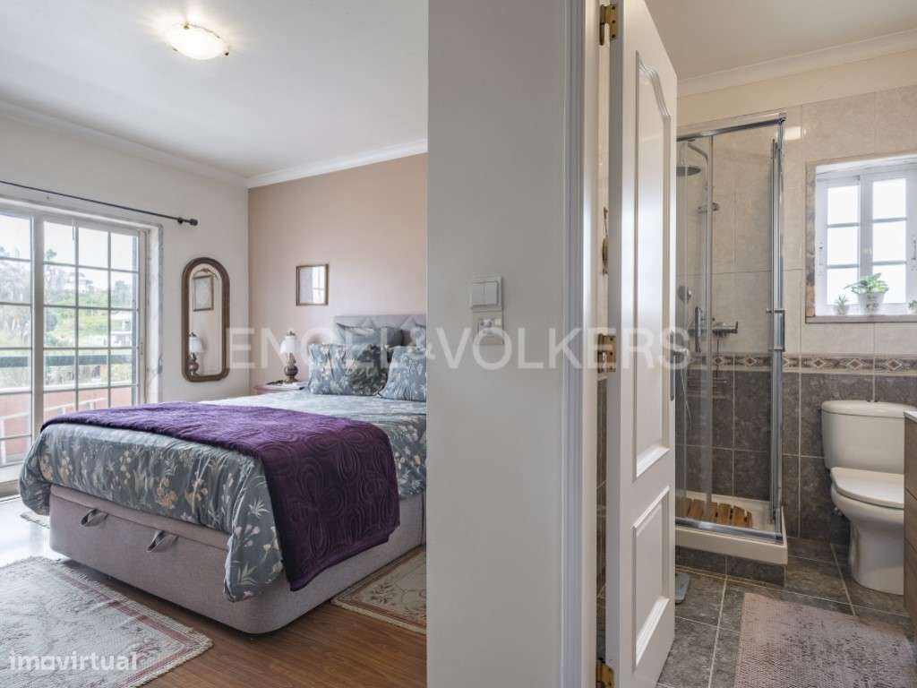 Moradia T5 com piscina em Sobreda de Caparica-23