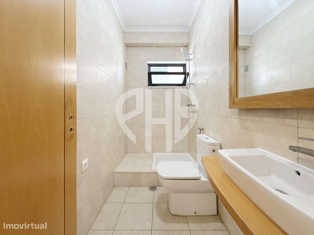 Exclusiva Moradia T5 de Arquitetura Contemporânea em Almada - Feijó-17