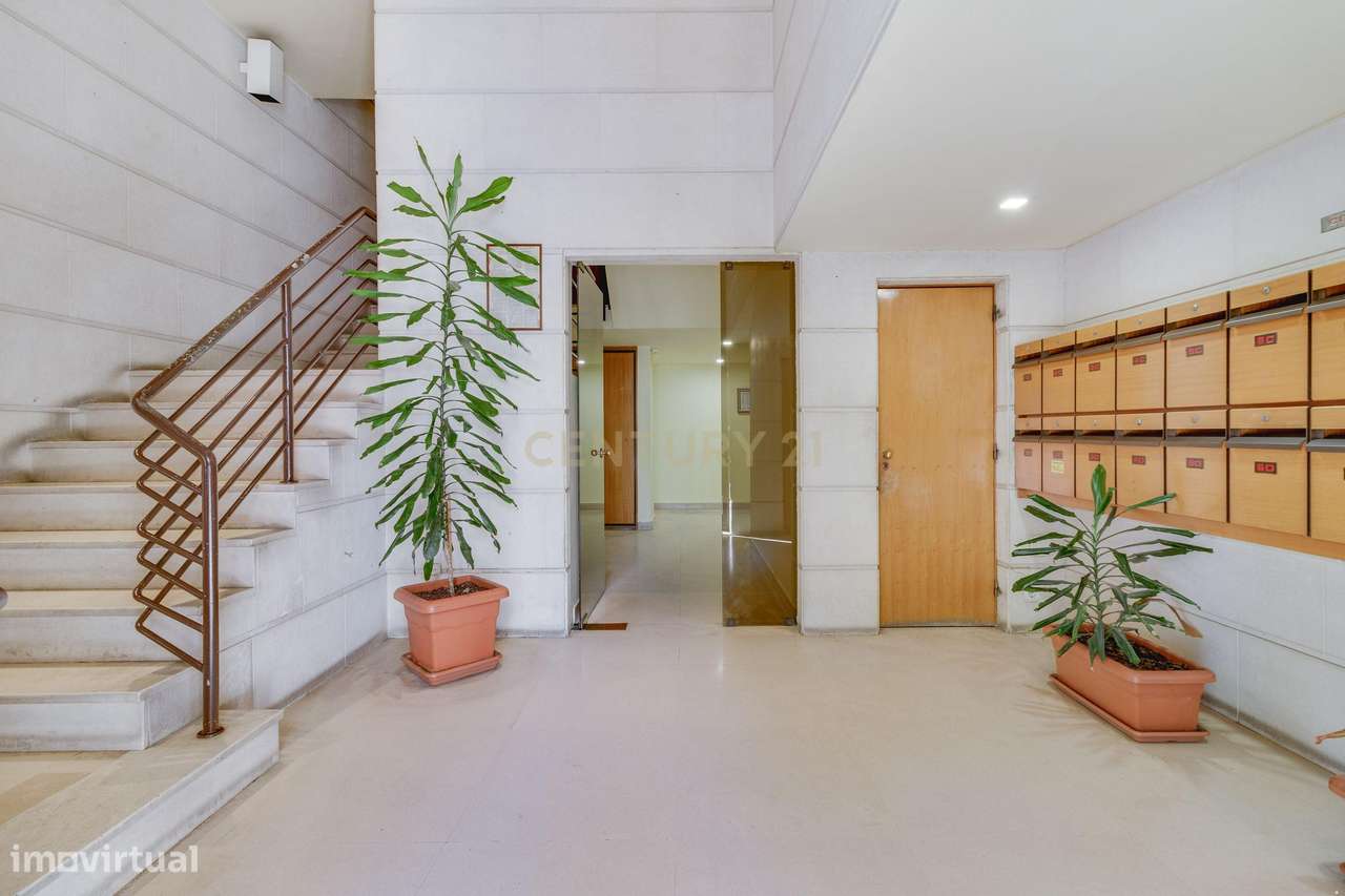 Fantástico T5 Quinta das Conchas frente ao metro-38