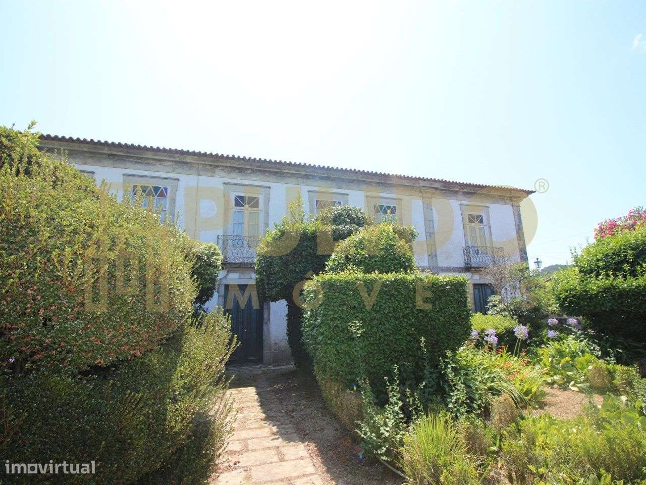 Solar em bom estado de conservação com jardim de japoneiras (camélias)-8