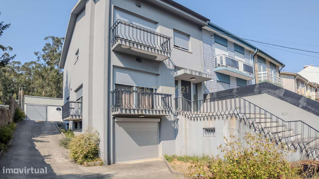 Moradia T4 de 3 Pisos com Garagem Ampla e Excelente Localização – Senh - Grande imagem: 2/31