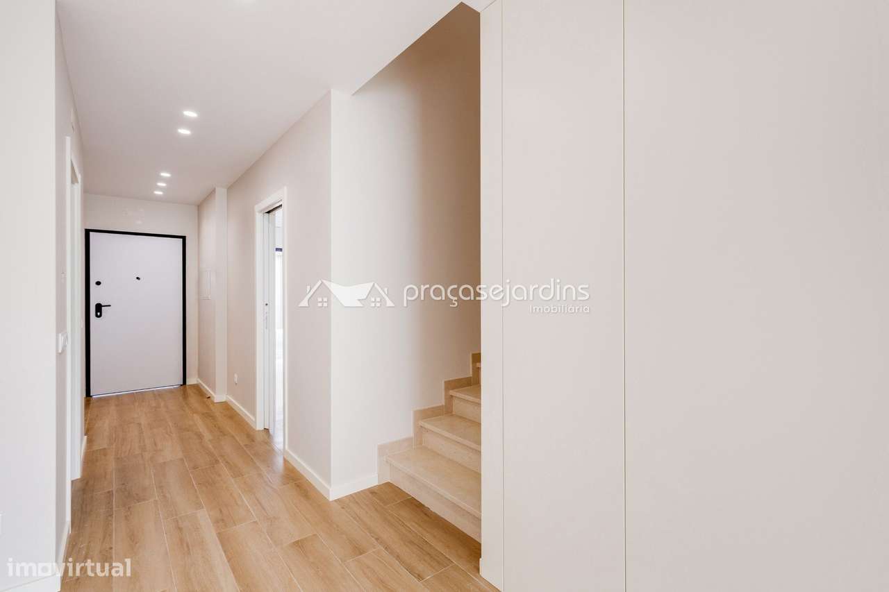 Moradia T3 de Arquitetura Moderna com Jardim e Garagem-4