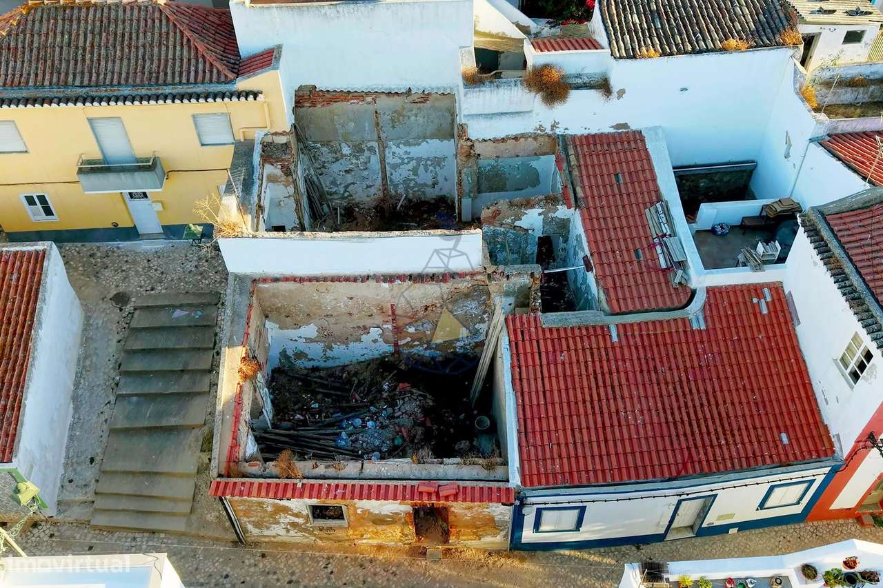 Ruina com Projeto Aprovado para construção de 3 apartamentos  em Ferra - Grande imagem: 3/28