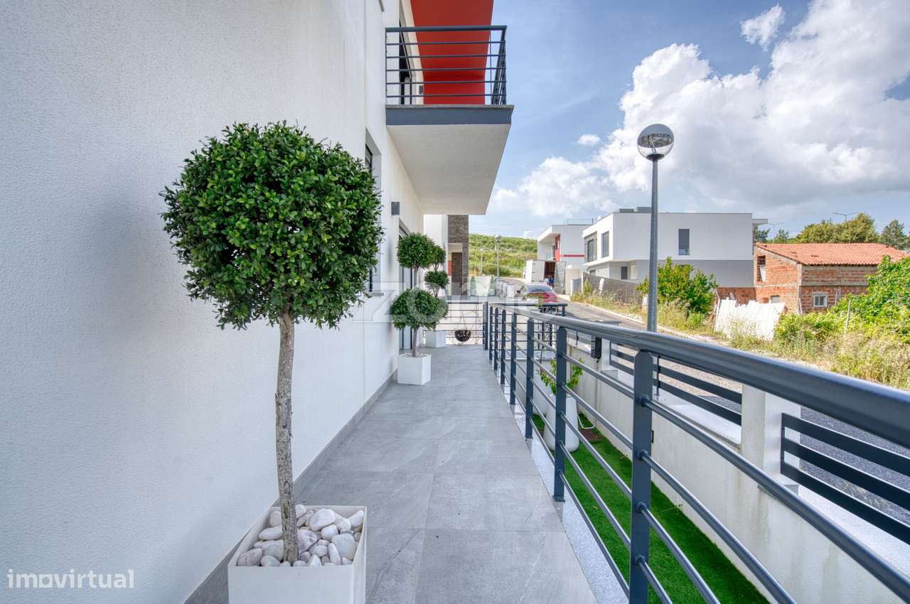 Moradia T4 com Jardim na Ramada-51