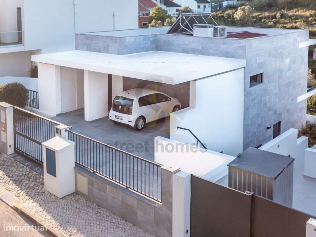 Exclusividade e Design: Moradia Contemporânea com Piscina no Coraçã...-3