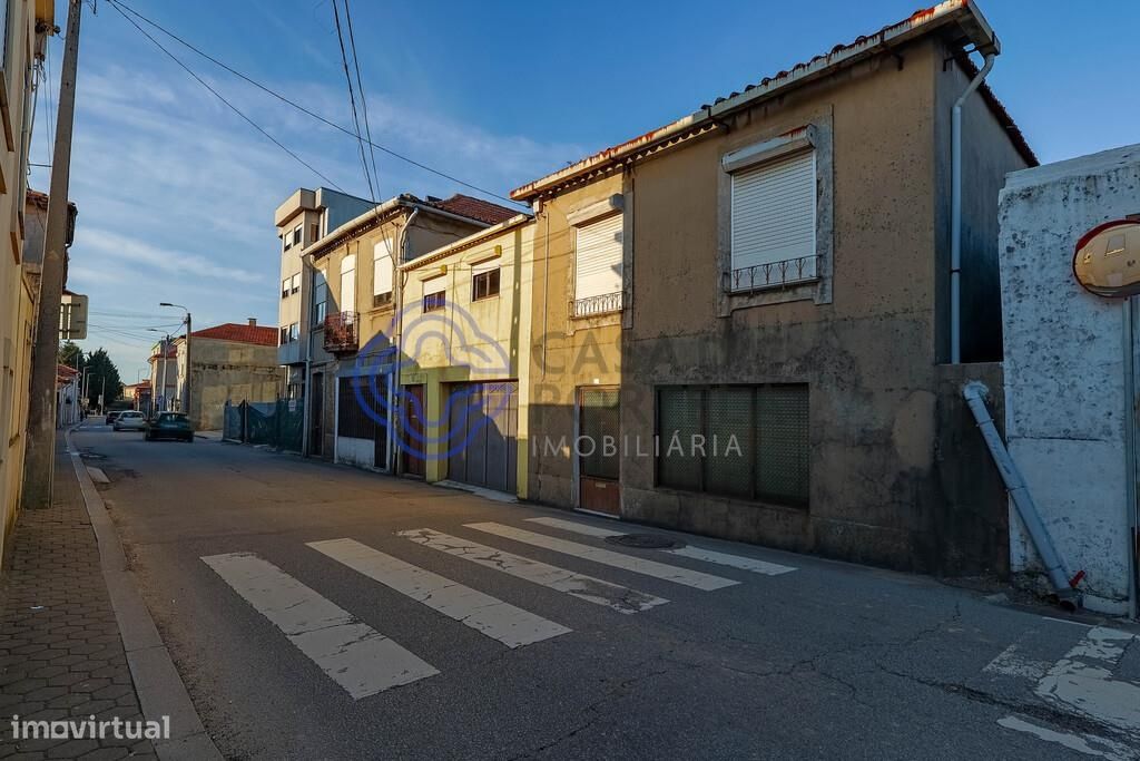 Conjunto de 2 moradias com 2 espaços comerciais e garagem