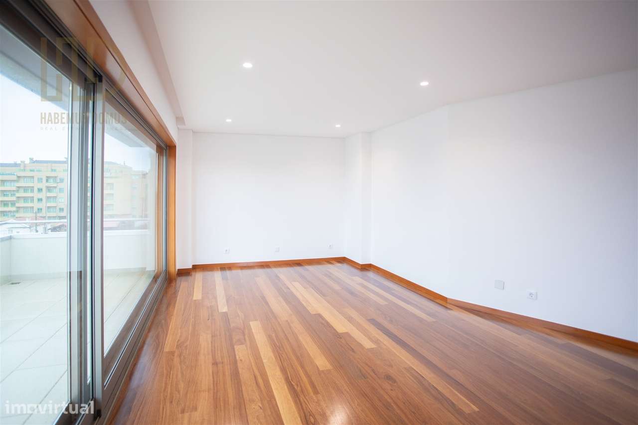 Moradia T3+1 de Luxo com 405m2 a 200 Metros da Praia em Canidelo.-32