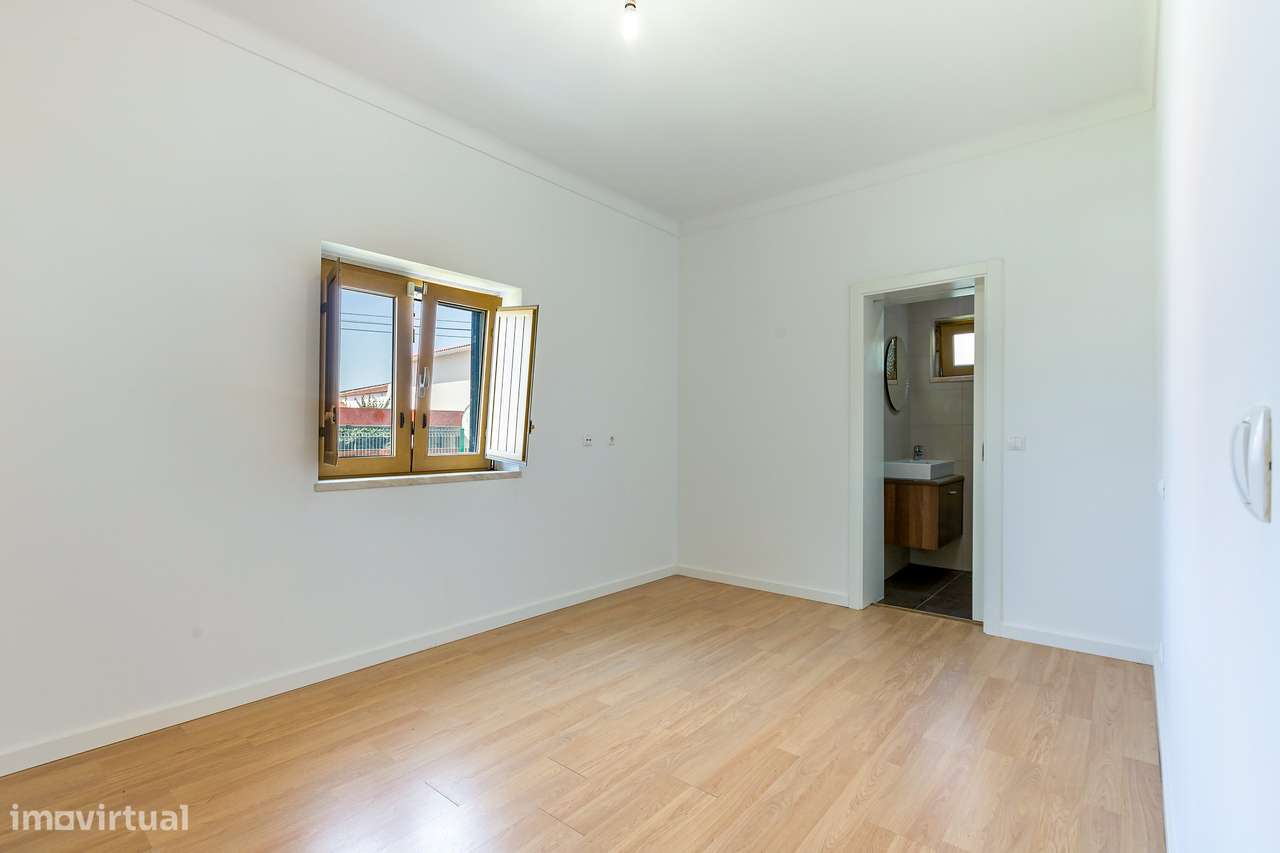 Moradia T4 Renovada | 3 Suites | Lote 900m2-7