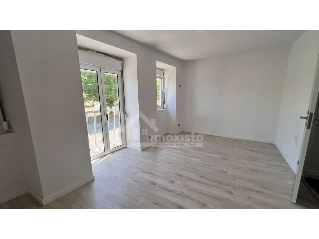 Moradia T2+1 Renovada com Logradouro em Castanheira de Pêra-6