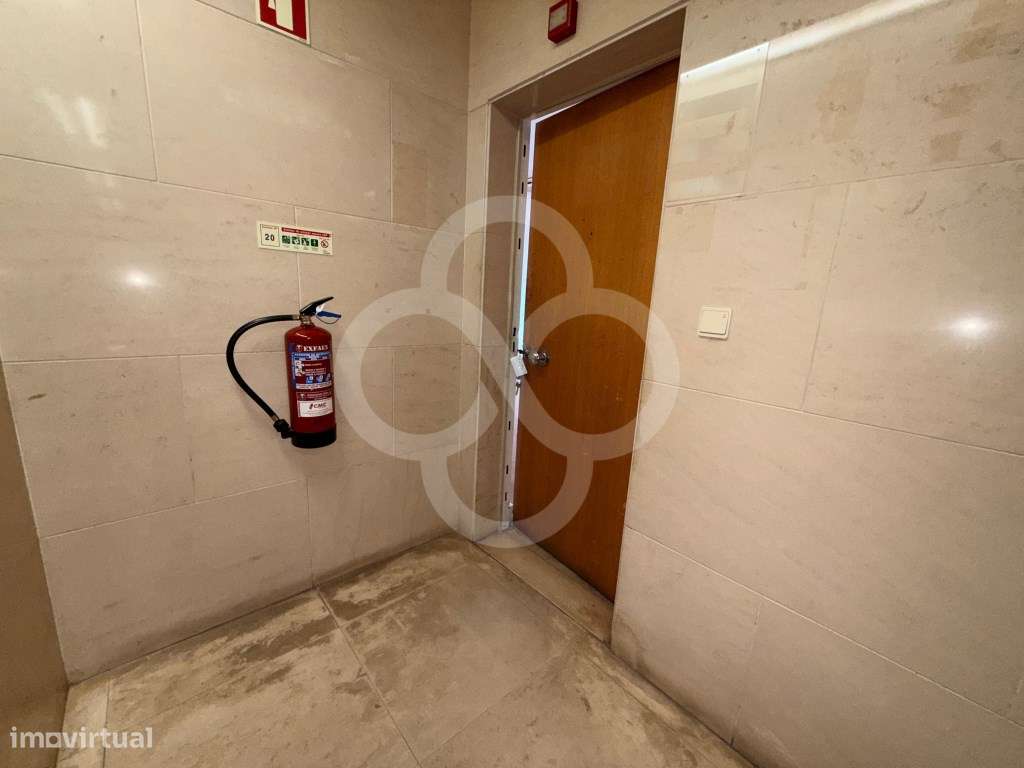 Escritório remodelado com wc e kichenette em edifício de escritório...-7