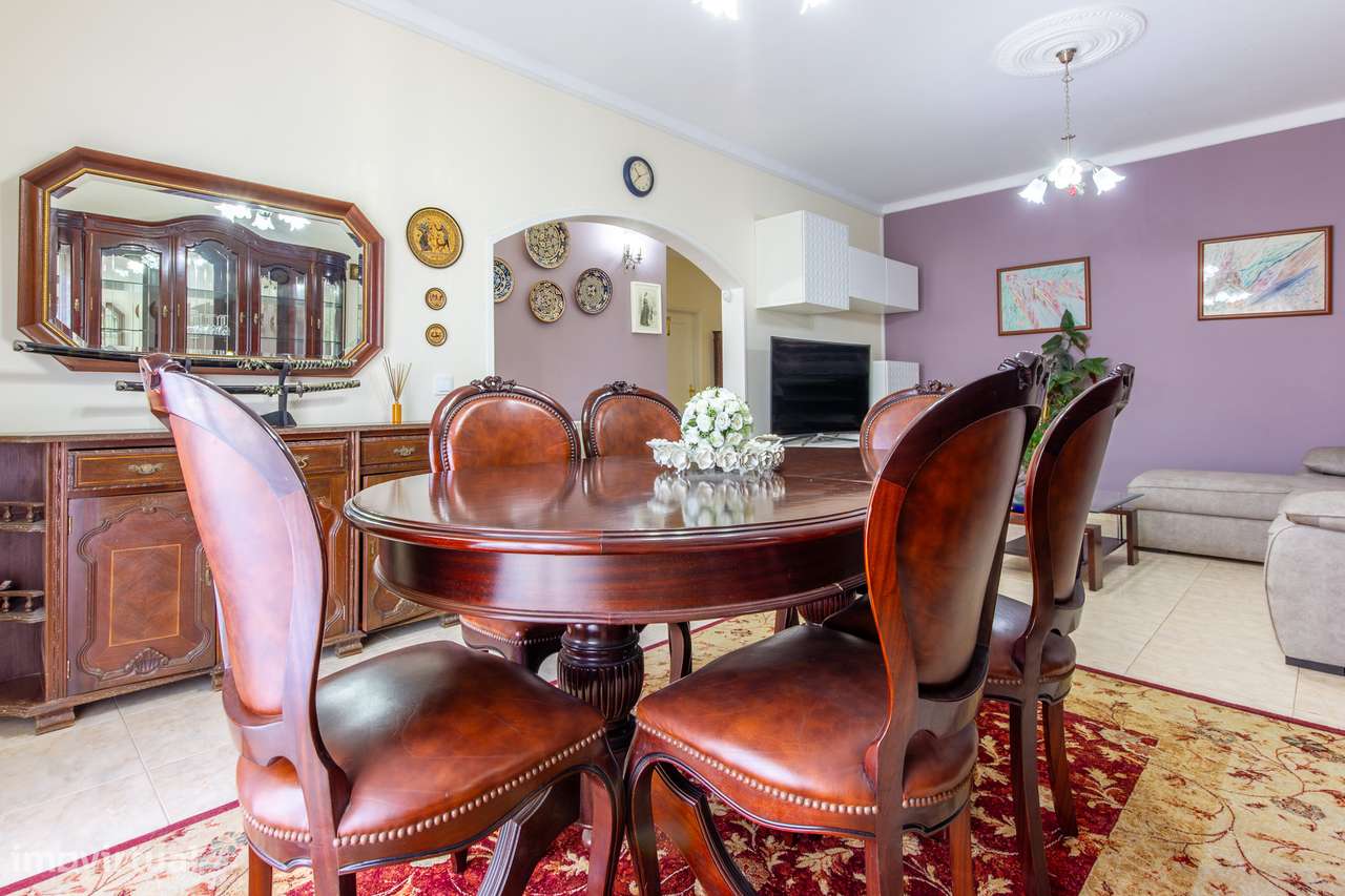 Moradia Bifamiliar com 2 Apartamentos T1 para Habitação e Rendimento-8