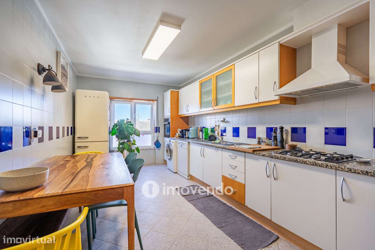 Apartamento T2 com estacionamento e arrecadação, em Mem Martins-9
