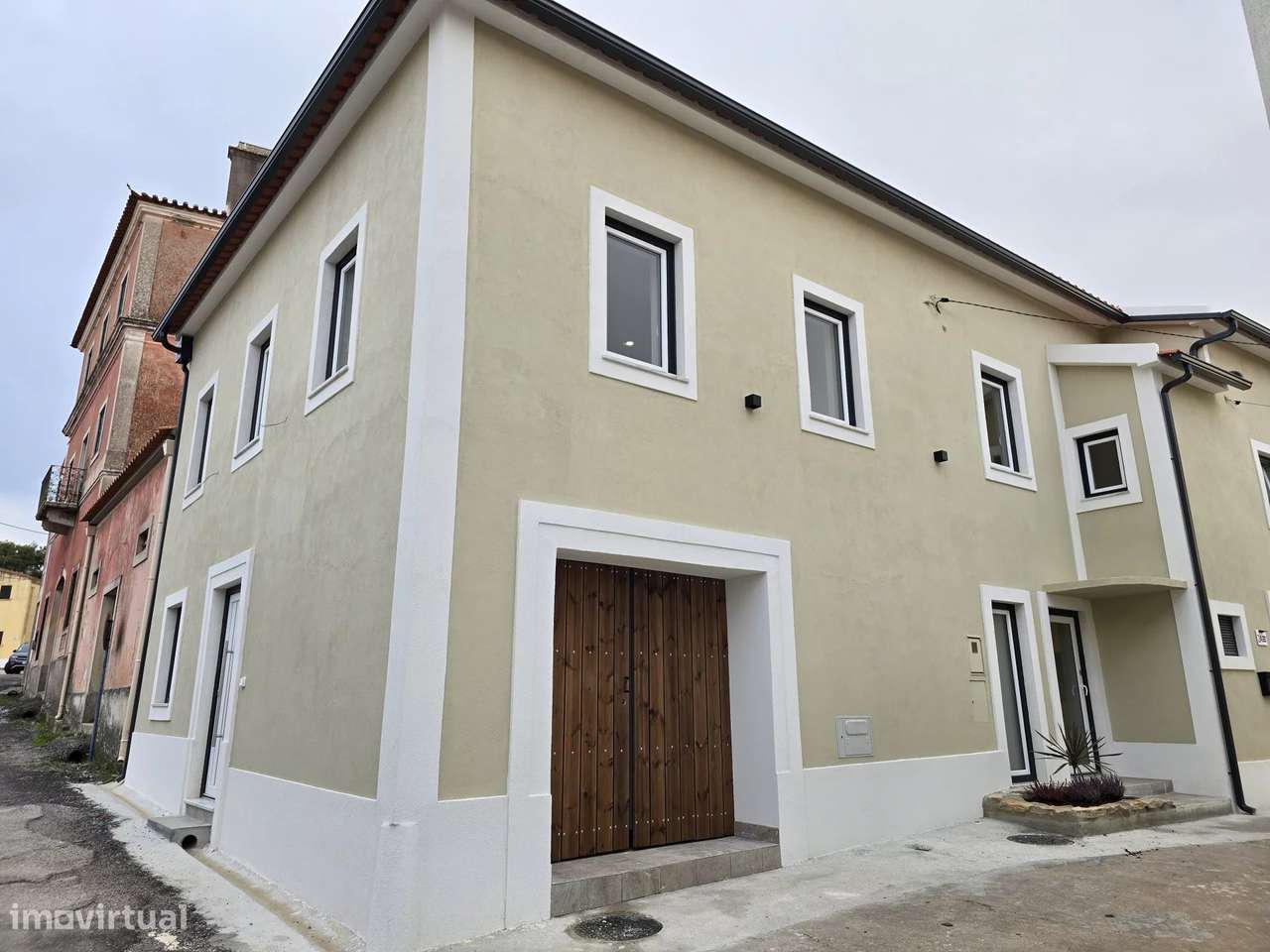 A casa onde o seu futuro começa – Moradia T3 remodelada, moderna e lum-3