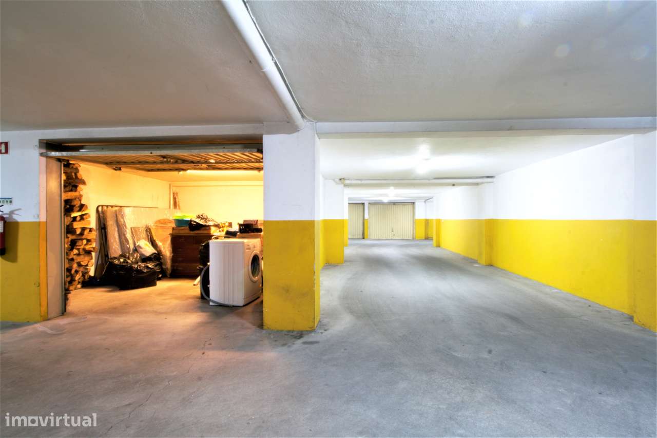 Apartamento T2 remodelado no centro, a 200m do Arco da Porta Nova-17