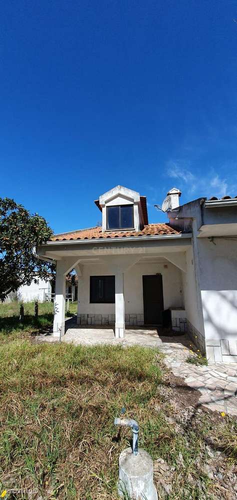 Quinta com 5000 m2  com moradia T4-11