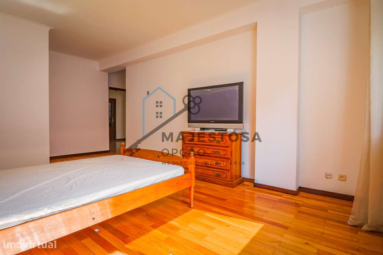 Apartamento T3 no Último Andar com Garagem — Gualtar (Braga)-13