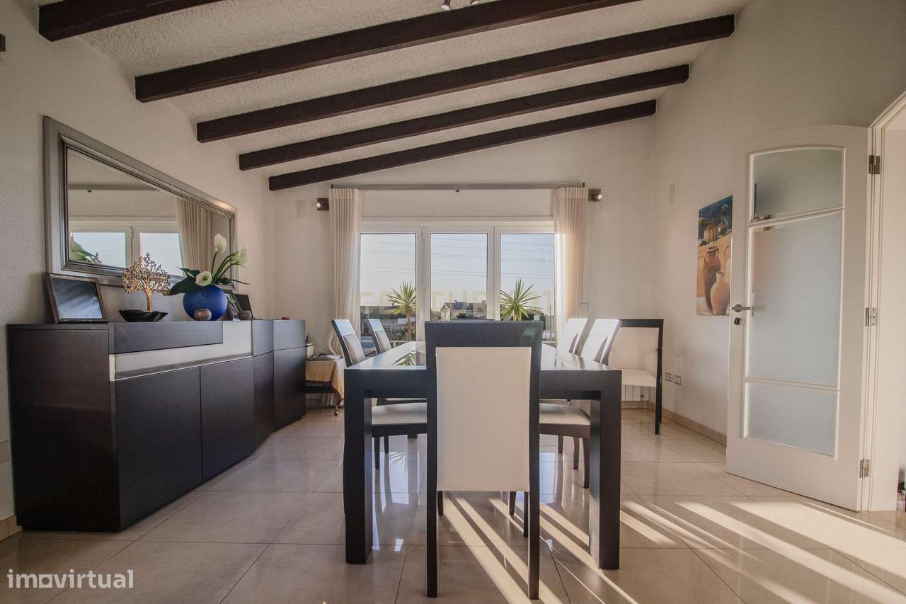 Moradia com piscina, terreno e anexos em Vieira de Leiria e a 2km da p-45