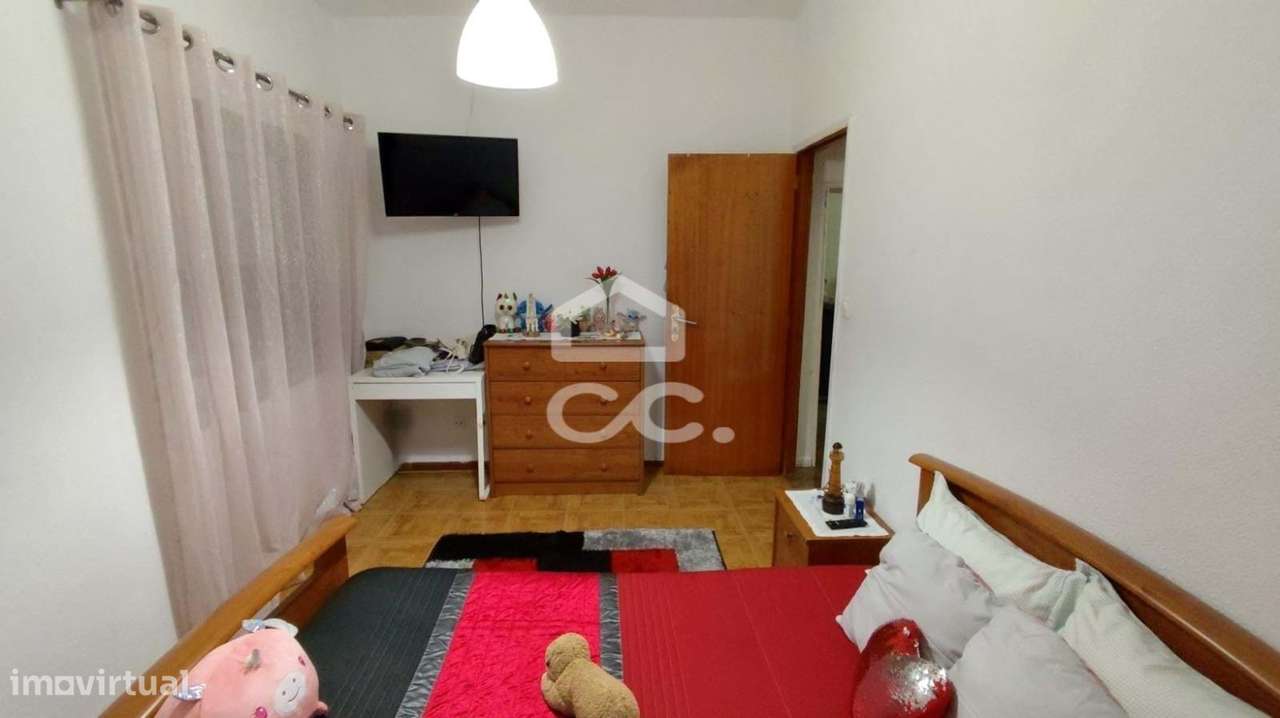 Moradia em Gaveto com Dupla Possibilidade: Habitação + Investimento em-9