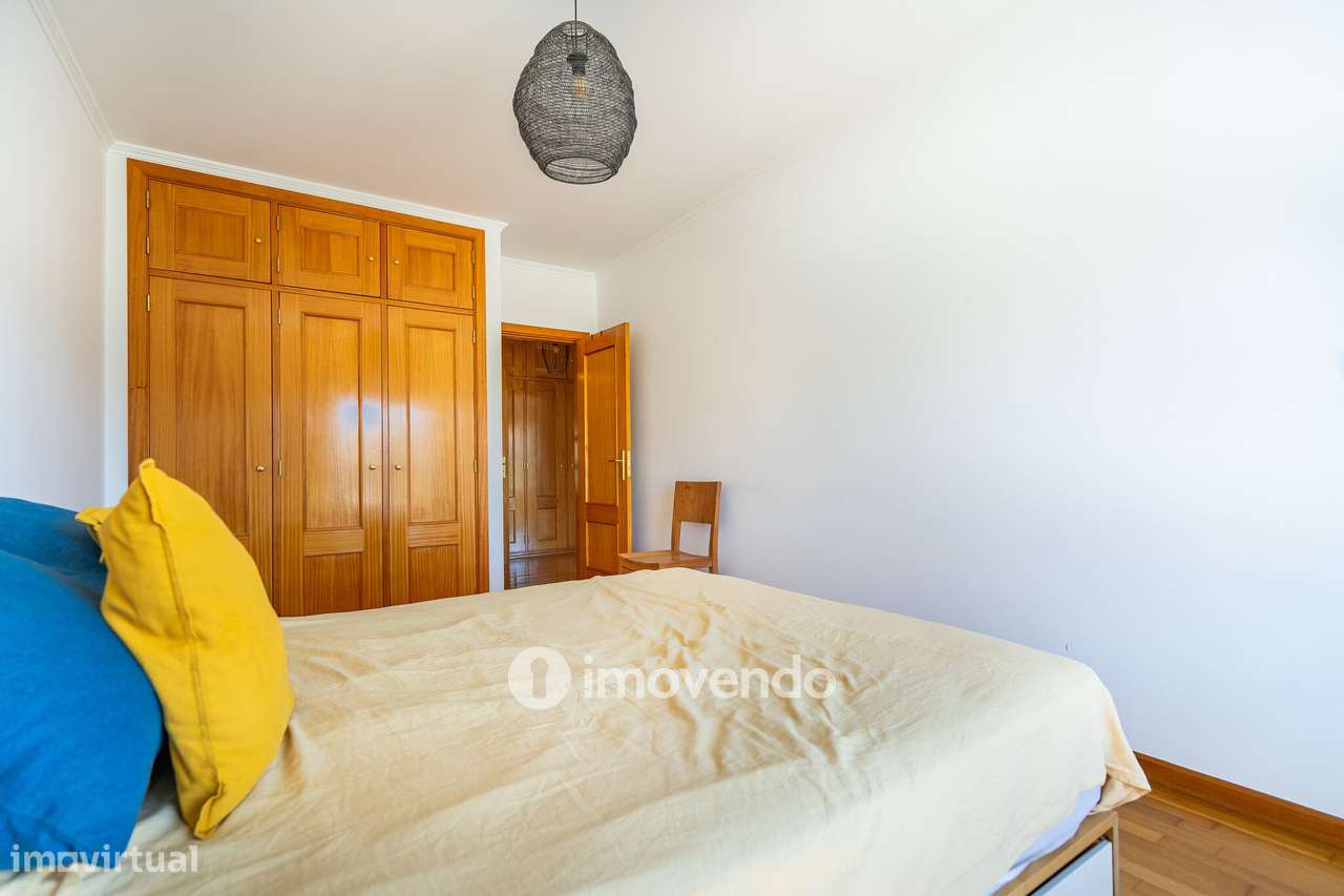 Apartamento T2 com estacionamento e arrecadação, em Mem Martins-21